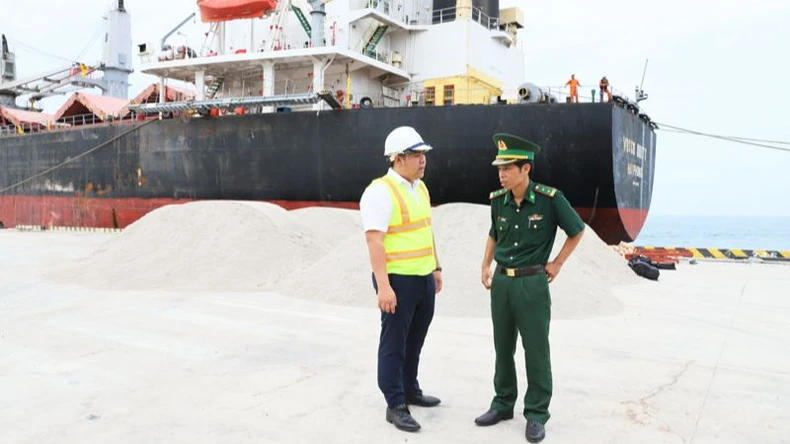 mv-vosco-unity-cap-vao-cang-bien-tong-hop-ca-na-don-tau-co-tai-trong-53552-tan