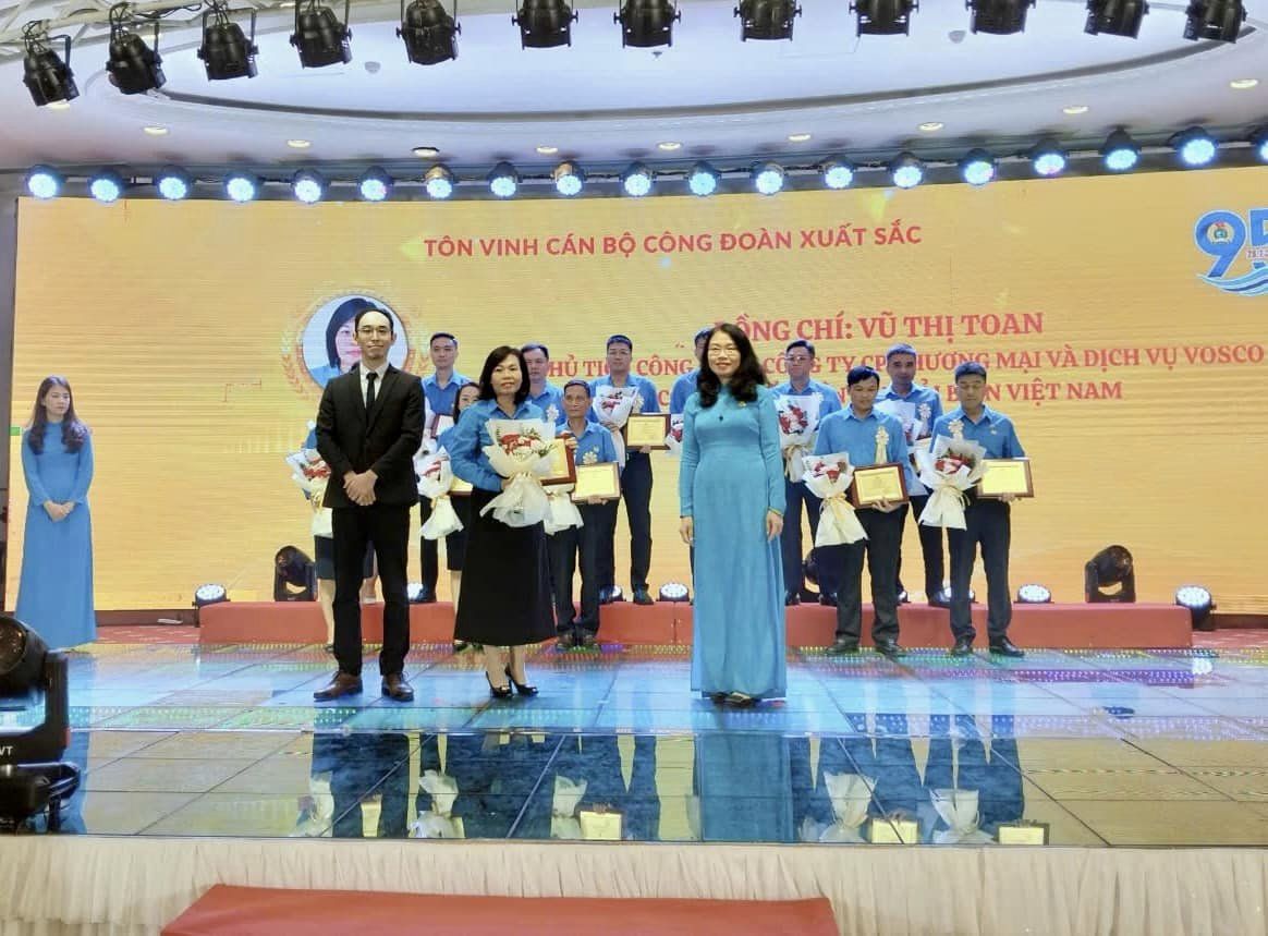 hoi-nghi-gap-mat-bieu-duong-cong-nhan-lao-dong-sy-quan-thuyen-vien-xuat-sac-tieu-bieu-can-bo-cong-doan-xuat-sac-lanh-dao-doanh-nghiep-tieu-bieu-vi-nguoi-lao-dong-nam-2024