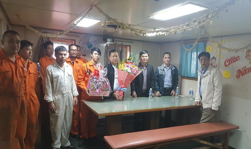Lãnh đạo Công ty thăm và chúc Tết các tàu nhân dịp năm mới  